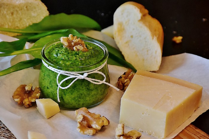 pestos vert avec noix et parmesan