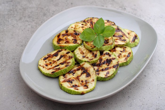 Courgettes marinées sur le grill