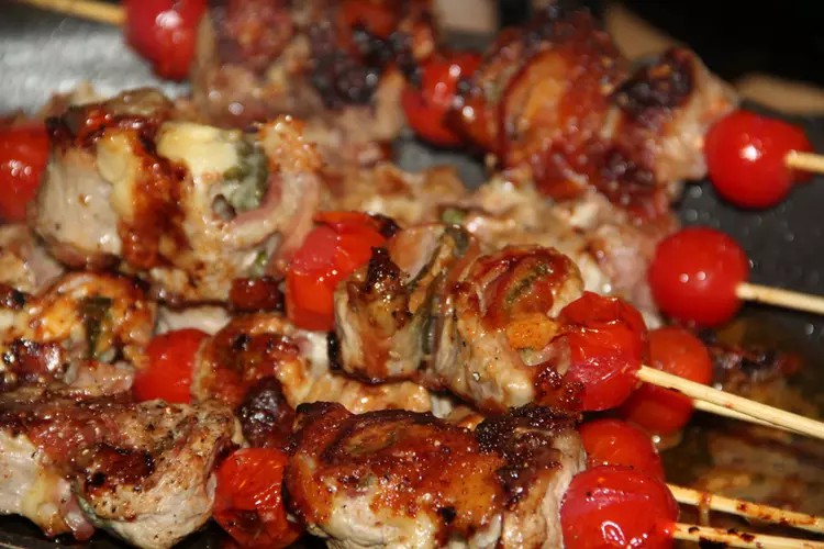 Brochettes de mini saltimbocca aux tomates cerise à la plancha