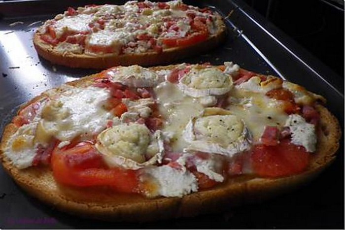 Bruschetta tomate, chèvre, jambon