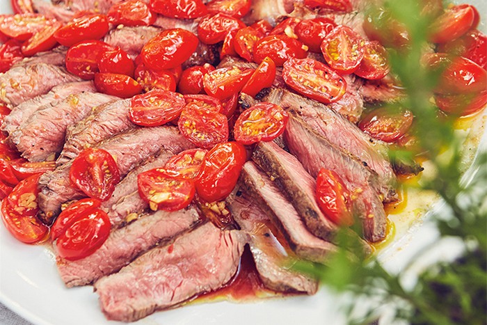 Biftecks à l’ail grillé et tombée de tomates cerises