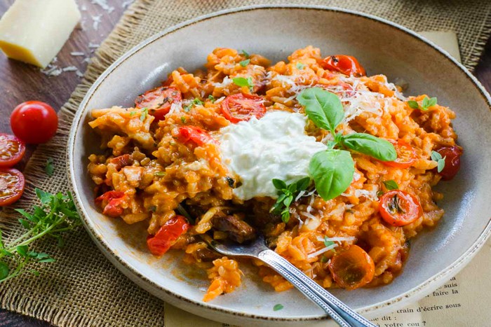 Risotto aux tomates confites, lard fumé et burrata