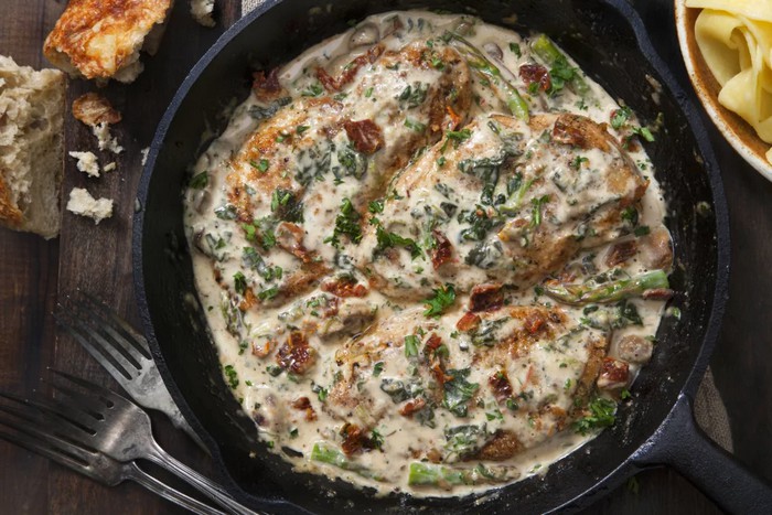 Poulet toscan à la sauce crémeuse au parmesan, épinards et tomates séchées