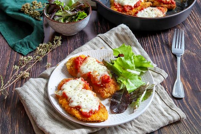 Escalopes de poulet panées à la sauce tomate et mozzarella