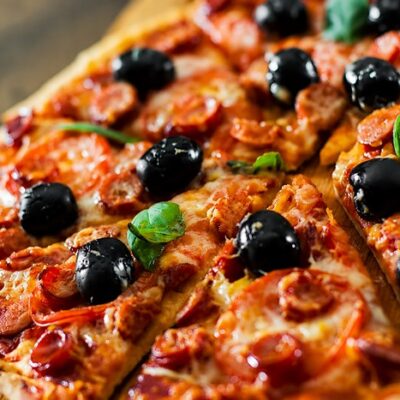 Pizza aux lardons, tomates & pesto