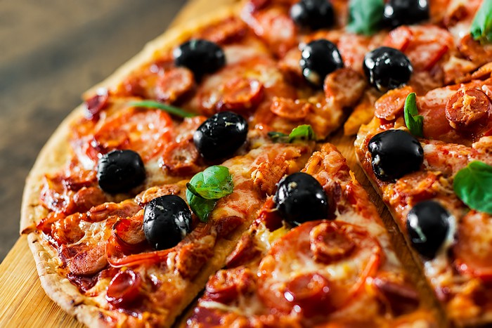 Pizza aux lardons, tomates & pesto