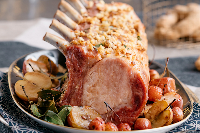 Longe de porc fumée aux miettes de panettone et pommes