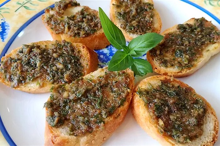 Bruchetta avec sauce aux anchois