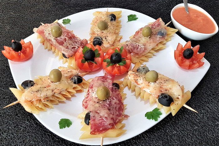 Brochettes de pâtes Penne Rigate façon pizza et son coulis de tomate