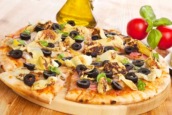 Pizza complète aux artichauts et olives noires