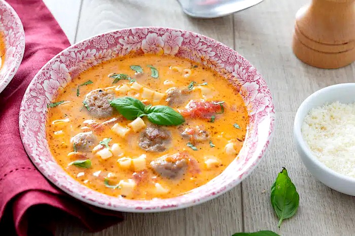 Soupe crémeuse de pâtes italiennes, saucisse et tomate