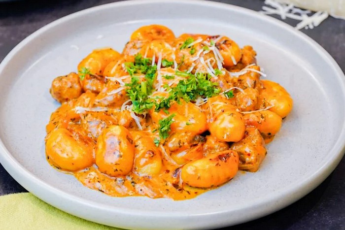 Gnocchis aux saucisses italiennes et sauce crémeuse épicée