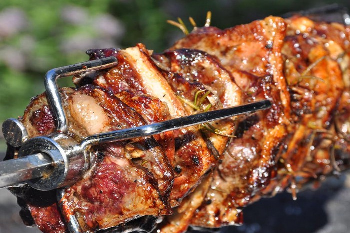 Agneau mariné à la broche