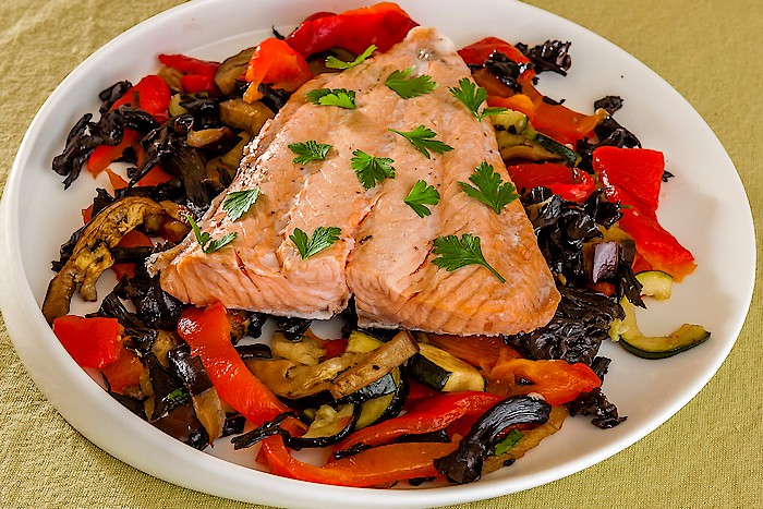 Saumon accompagné de légumes d’été rotis