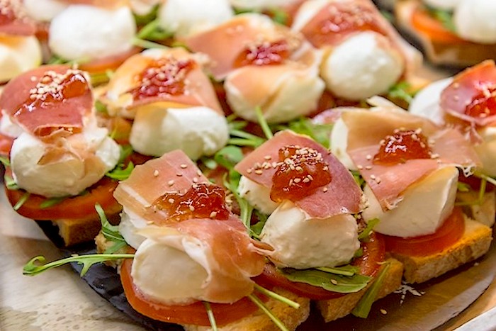 Bruschetta au four avec de la mozzarella