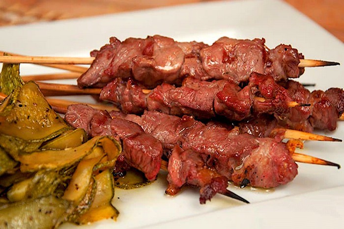 Brochettes d’agneau aux courgettes aigres-douces