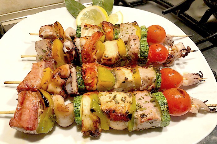 Brochettes de poissons et légumes grillés