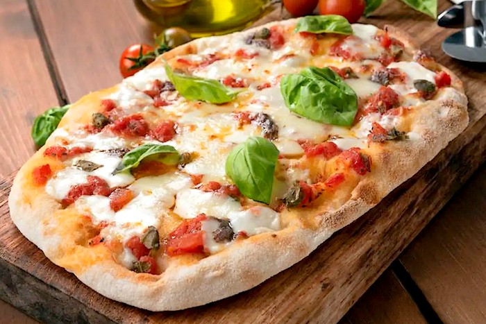 Pinsa romana à la tomate, mozzarella et anchois