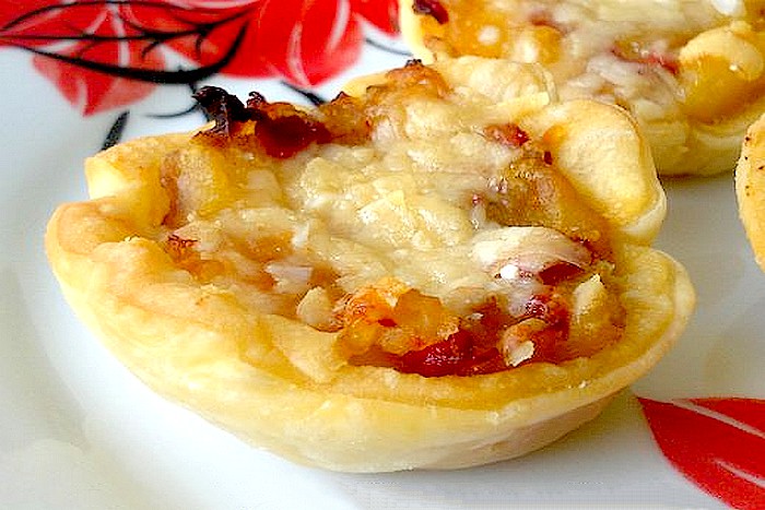 Bouchées de pâte feuilletée aux pommes de terre et oignons