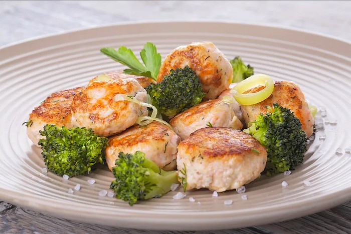 Boulettes de saumon et de pommes de terre au brocoli