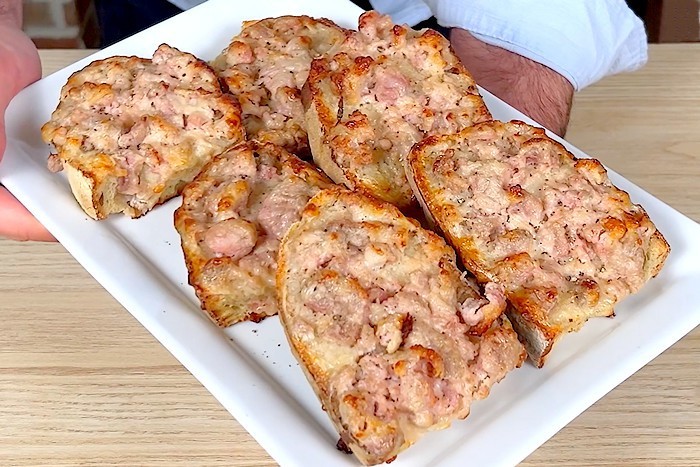 Crostini salsiccia e stracchino