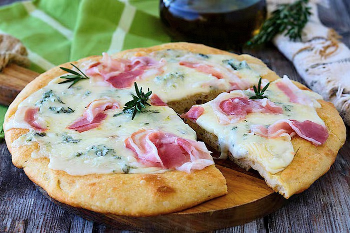Pizza au gorgonzola et bacon