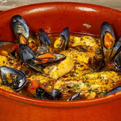 Poêle de poissons variés