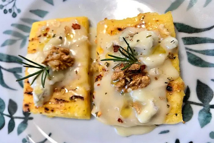 Polenta grillée au gorgonzola et aux noix