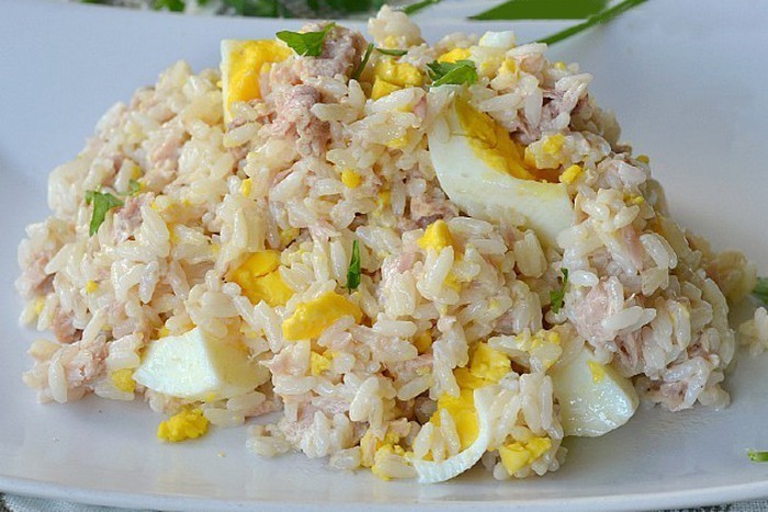 Riz froid au thon et aux œufs