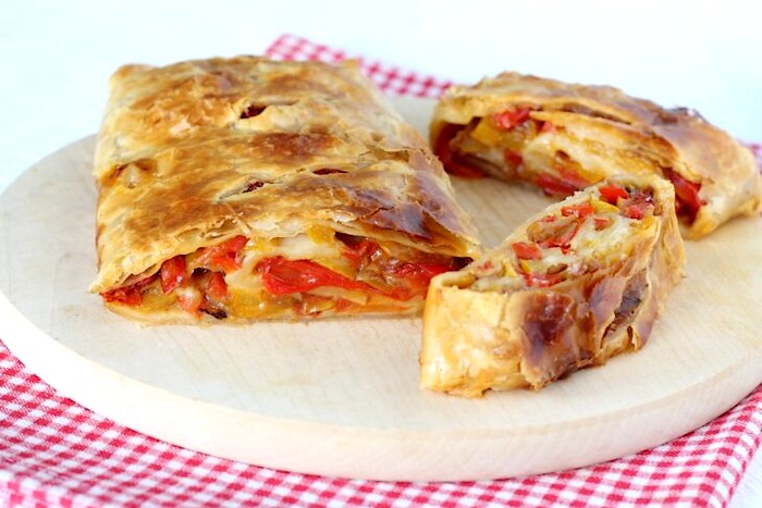 Rouleau de pâte feuilletée aux poivrons et mozzarella