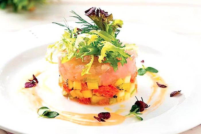 Tartare de poisson et fruits frais