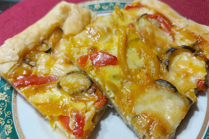 Tarte aux légumes salée, avec pâte feuilletée croustillante