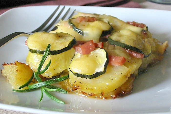 Tarte aux pommes de terre et courgettes au four avec mortadelle