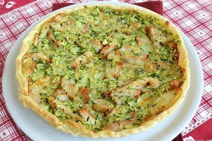 Tarte salée au poulet et courgettes