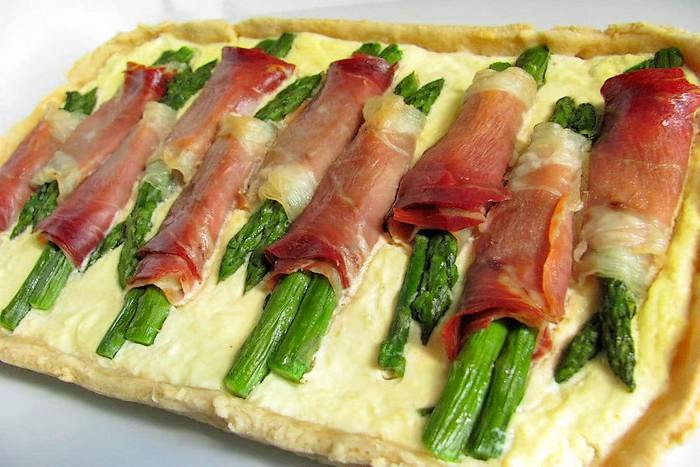 Tarte salée aux asperges et jambon cru