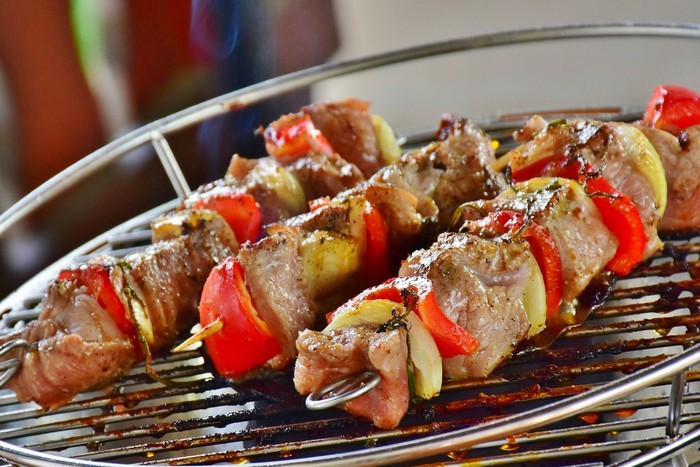 Brochettes de viande et de légumes
