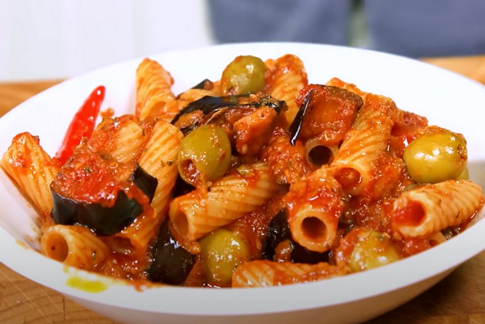 Pâtes aux aubergines et aux olives