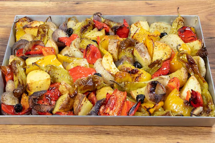 Pommes de terre au four, oignons et poivrons