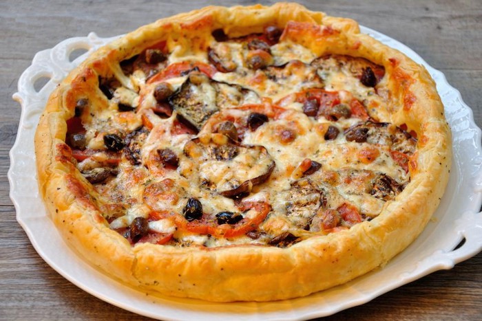 Tarte salée aux aubergines, tomates et olives