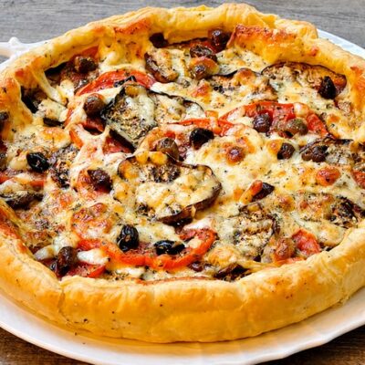 Tarte salée avec aubergine, tomate et olives