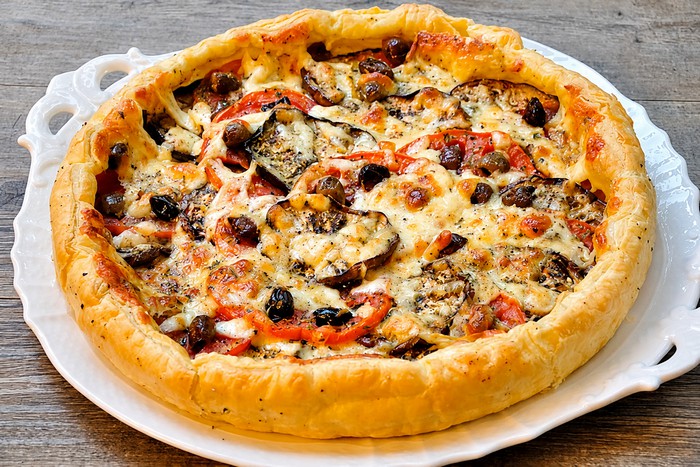 Tarte salée aux aubergines, tomates et olives