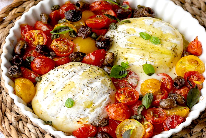Tomini cuit au four avec tomates cerises, olives et câpres