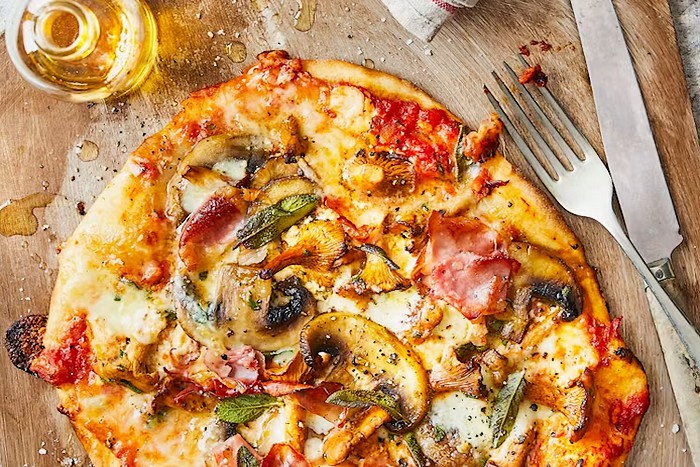 Pizza aux champignons et au jambon de Parme