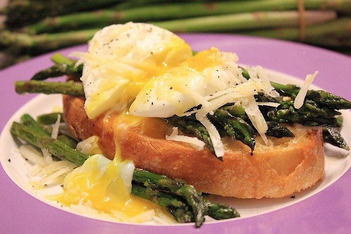 Bruschetta aux asperges et œuf poché