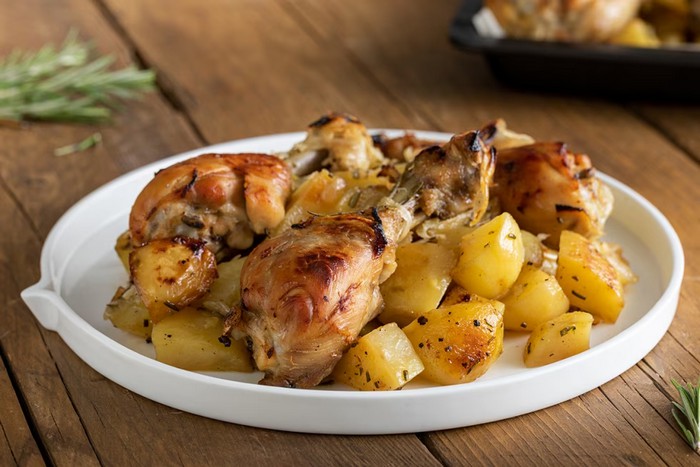 Poulet et pommes de terre au four