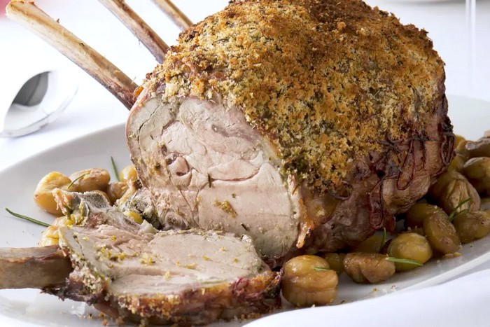 Carré de bœuf gratiné aux herbes, châtaignes et échalotes