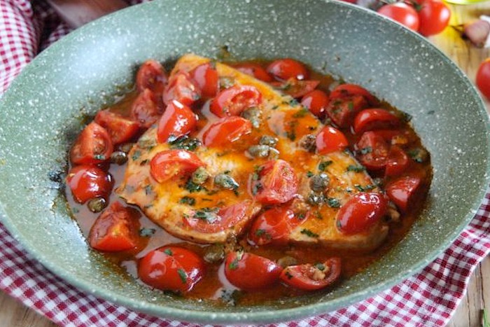 Espadon aux tomates cerises et câpres