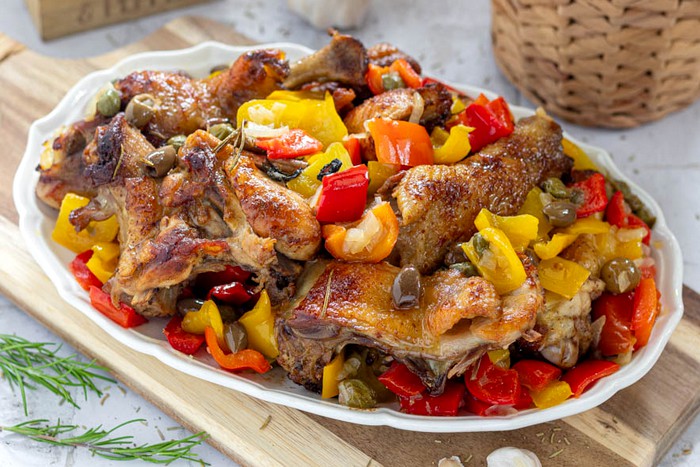 Poulet aux poivrons, câpres et olives cuit à la poêle