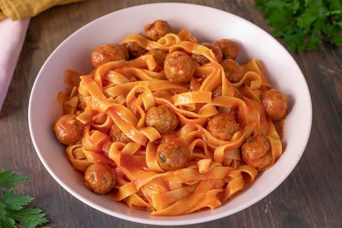 Tagliatelles au ragù et aux boulettes de viande