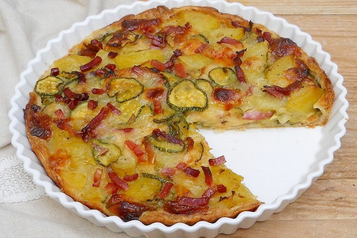 Tarte salée aux courgettes, pommes de terre et speck